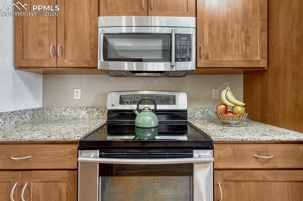 Image 14 of 50: Kitchen