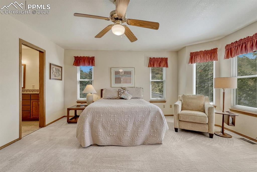 Image 16 of 50: Dining Area