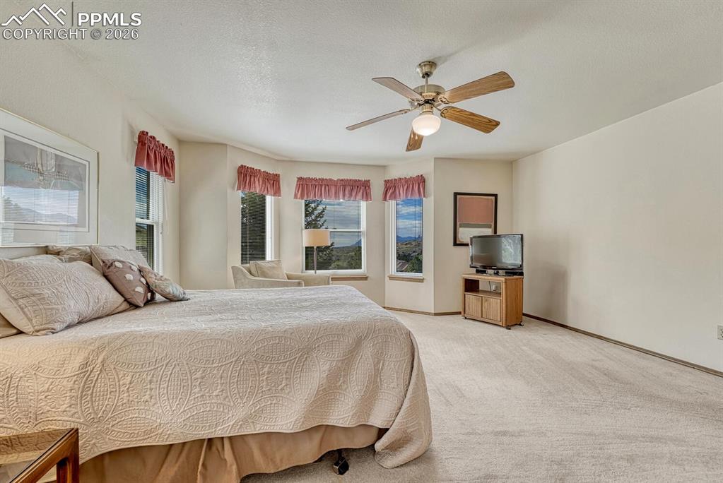 Image 17 of 50: Bedroom