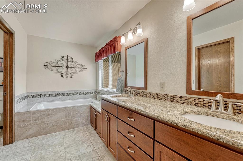 Image 19 of 50: Bedroom