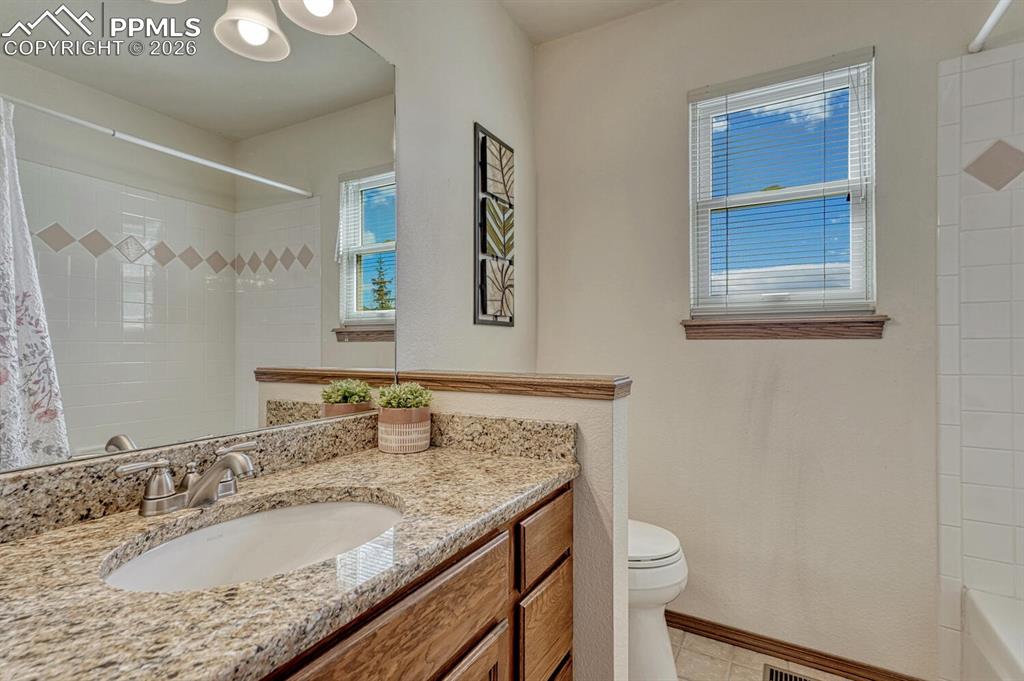 Image 23 of 50: Bedroom