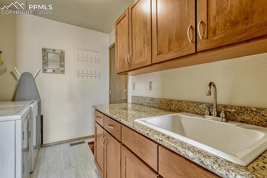 Image 26 of 50: Bedroom