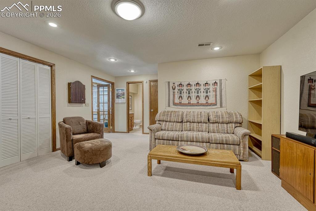 Image 27 of 50: Laundry