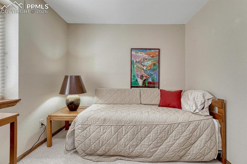 Image 33 of 50: Office