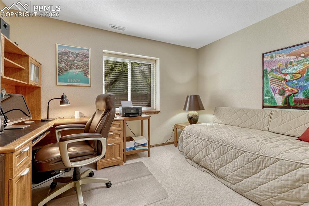 Image 34 of 50: Bedroom