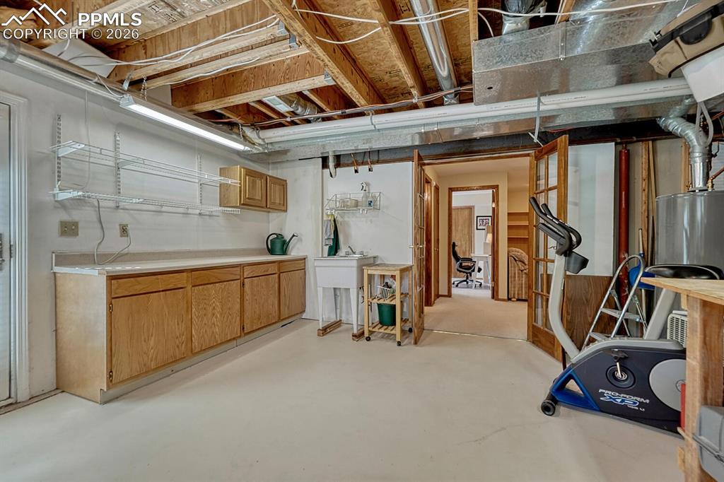 Image 35 of 50: Office