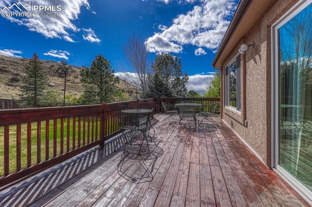 Image 41 of 50: Large yard