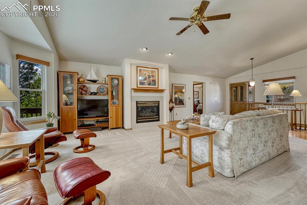 Image 7 of 50: Living Room