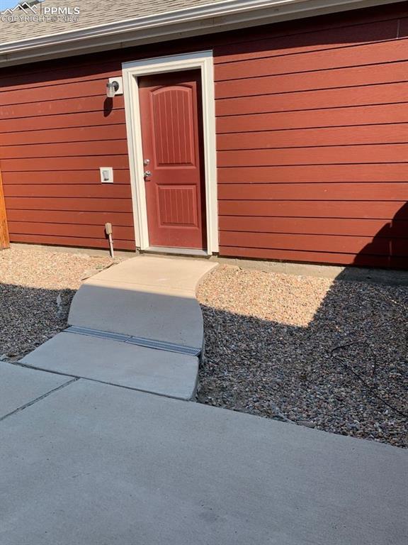 Image 19 of 20: Garage