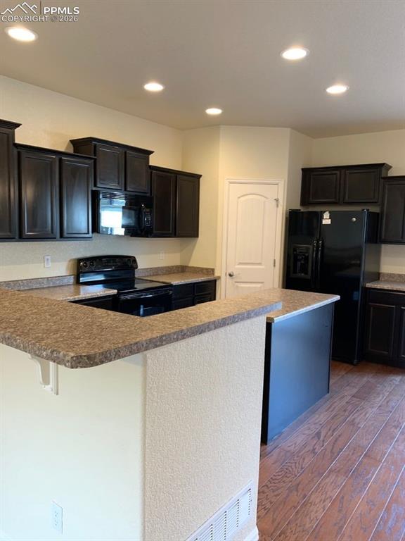 Image 5 of 20: Kitchen