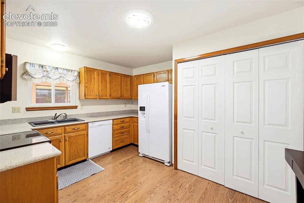 Image 14 of 49: Kitchen