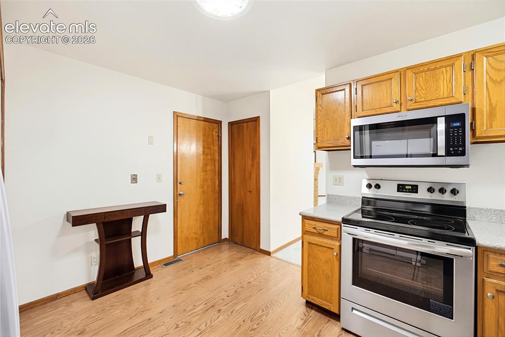 Image 17 of 49: Kitchen