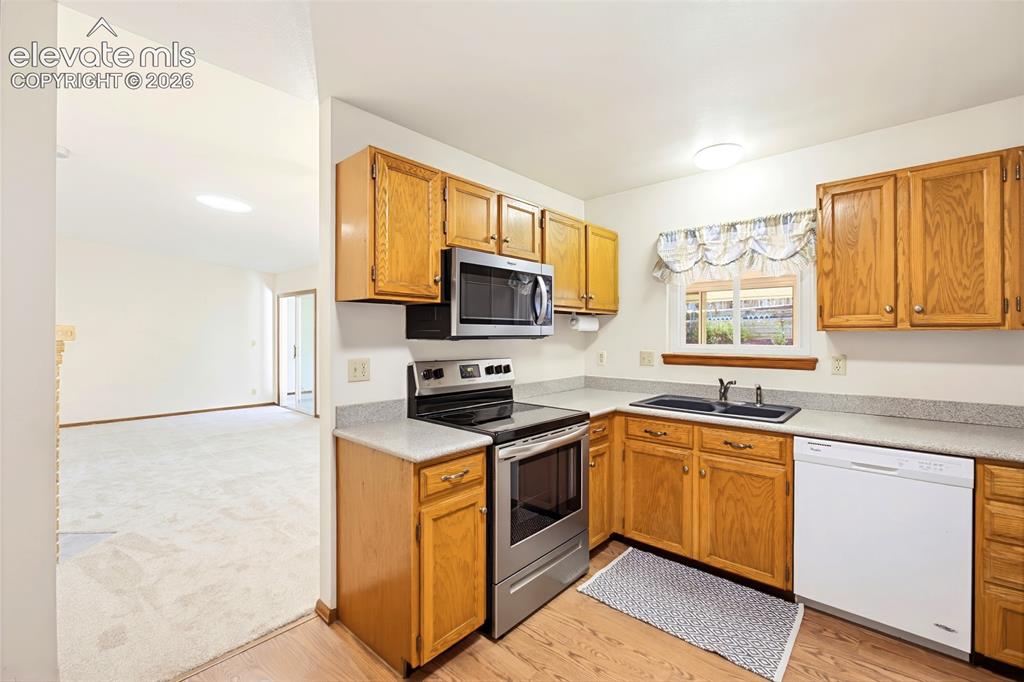 Image 18 of 49: Kitchen