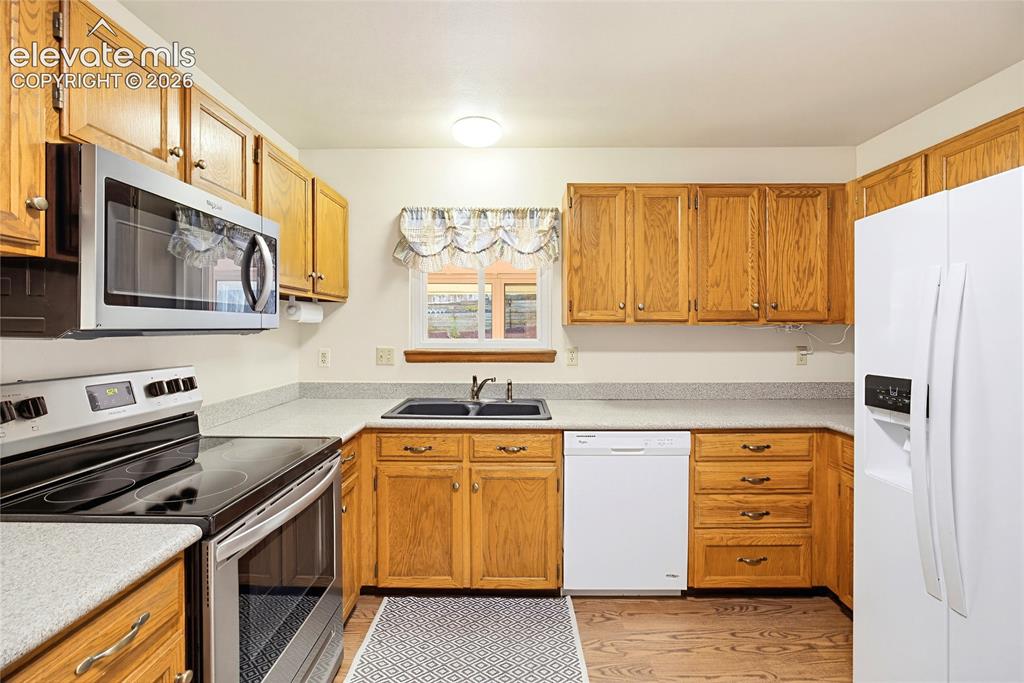 Image 19 of 49: Kitchen