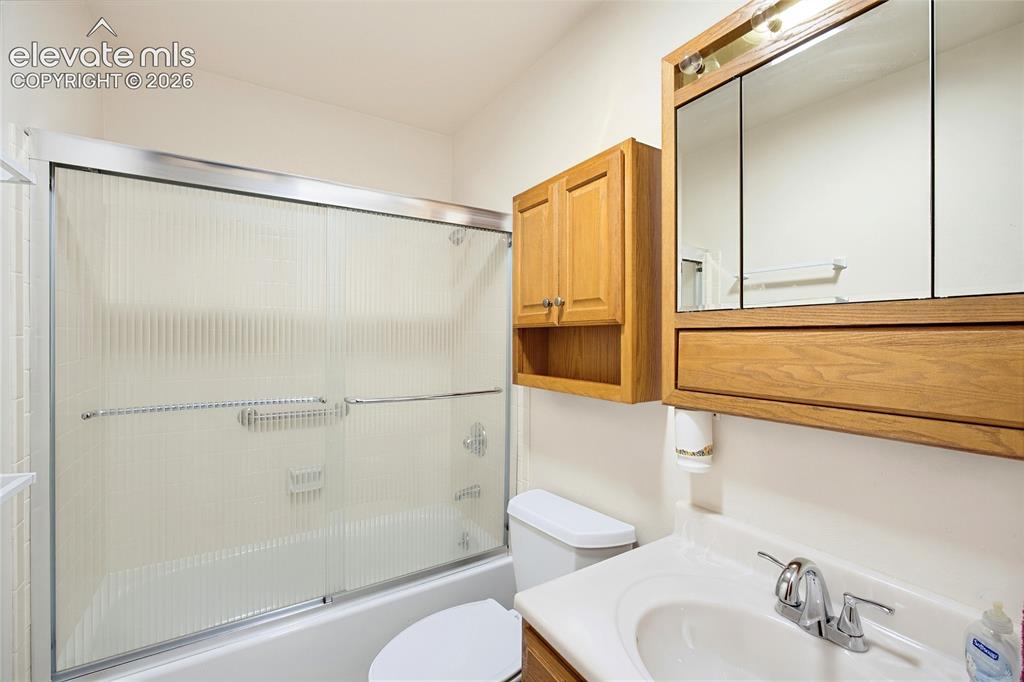 Image 32 of 49: Bathroom