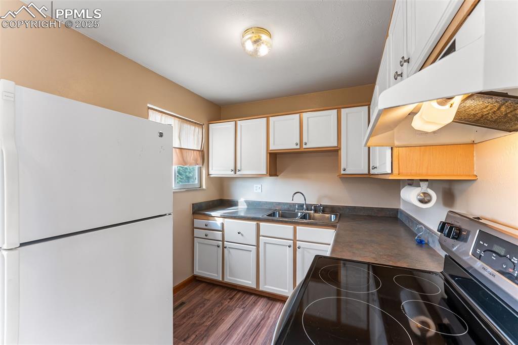 Image 10 of 30: Kitchen