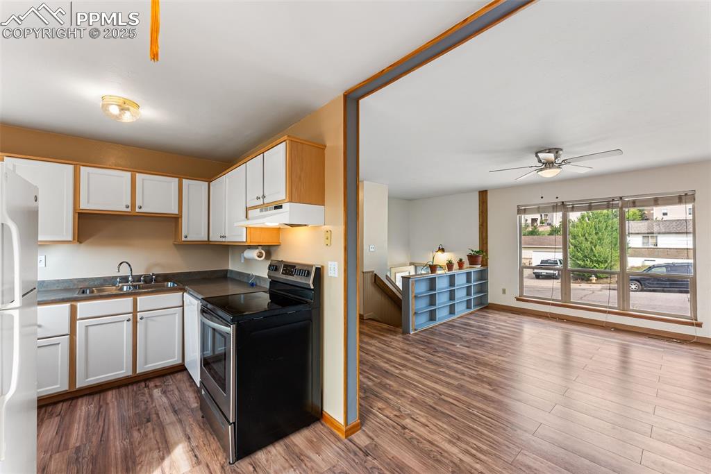 Image 11 of 30: Kitchen