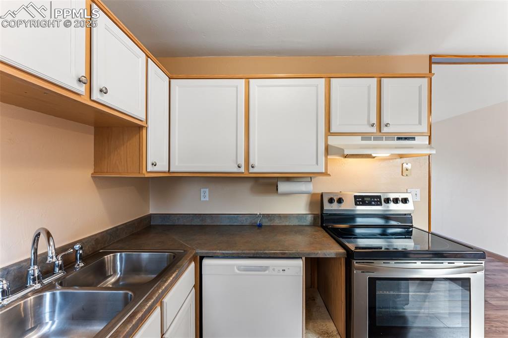 Image 12 of 30: Kitchen