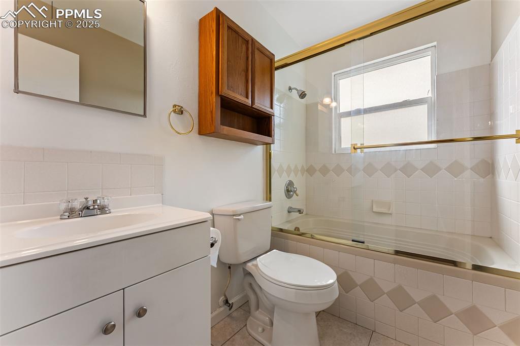 Image 5 of 30: Bathroom