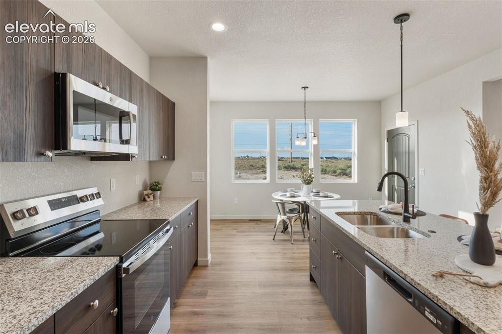 Image 18 of 41: Kitchen