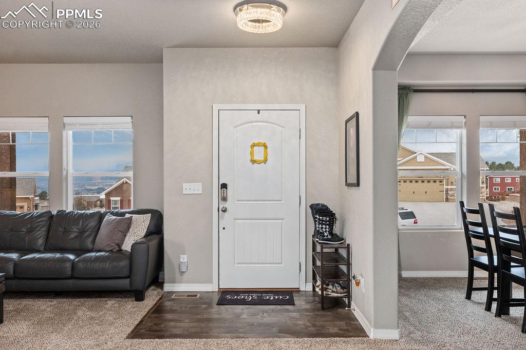 Image 2 of 43: Tiled entryway