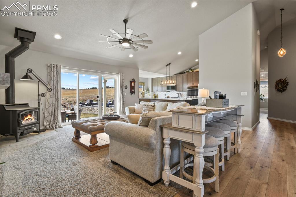 Image 12 of 50: Greatroom