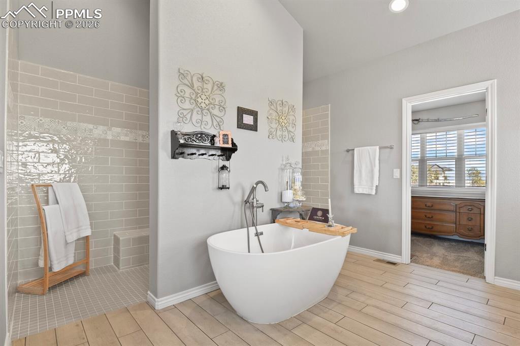 Image 17 of 50: Wonderful soaking tub