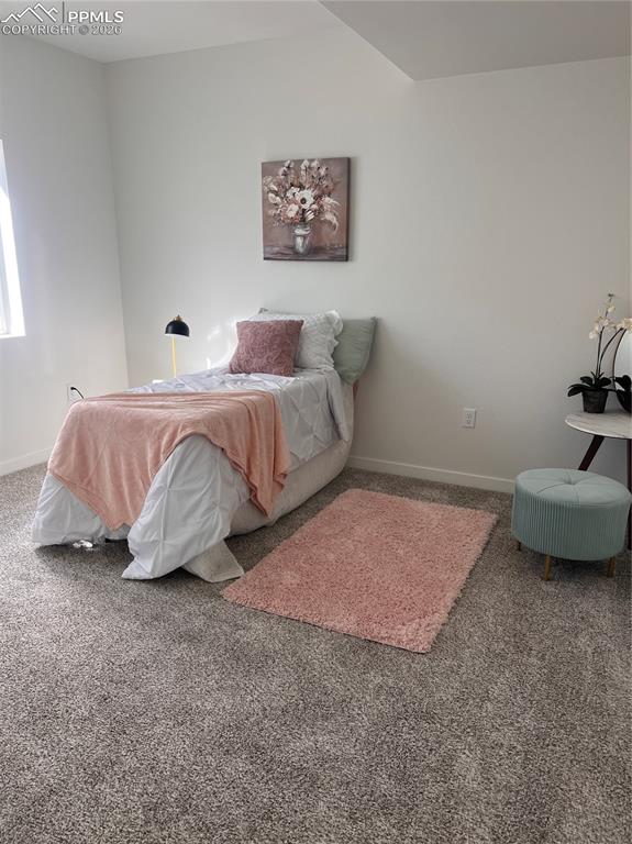 Image 14 of 17: Bedroom