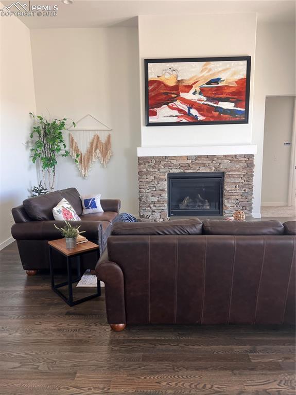 Image 4 of 17: Living Room