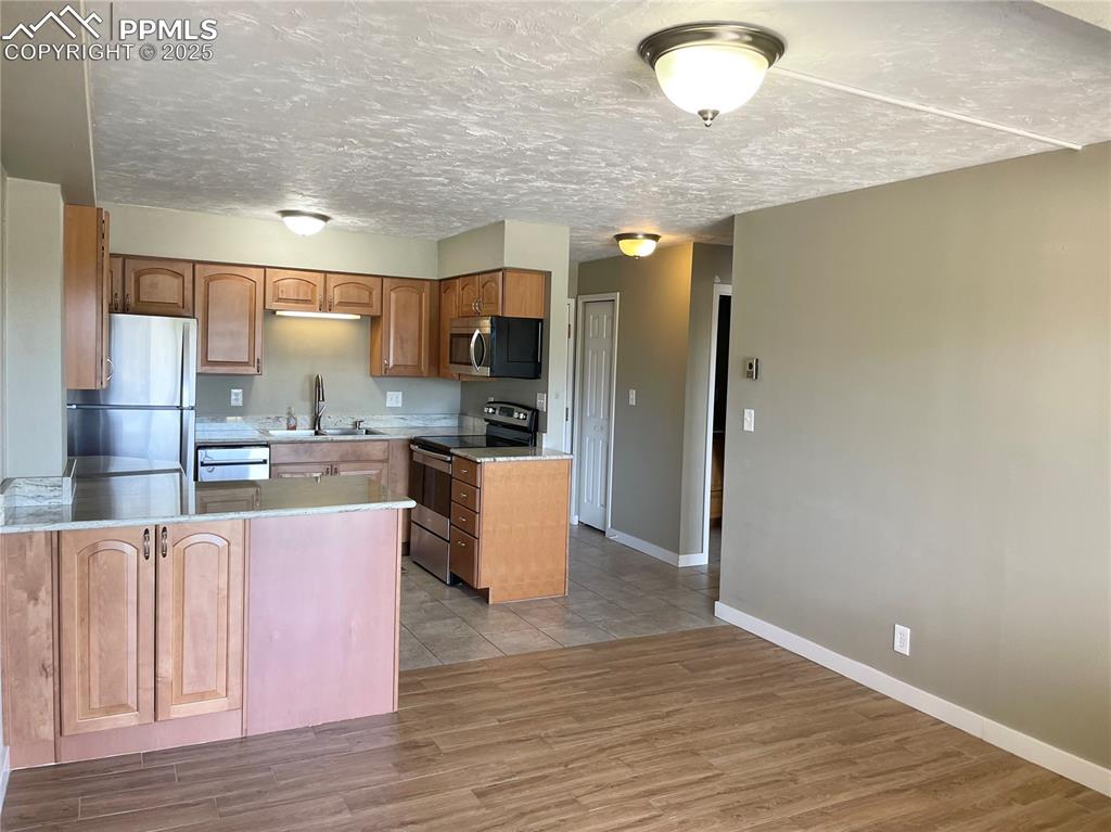 Image 10 of 20: Kitchen