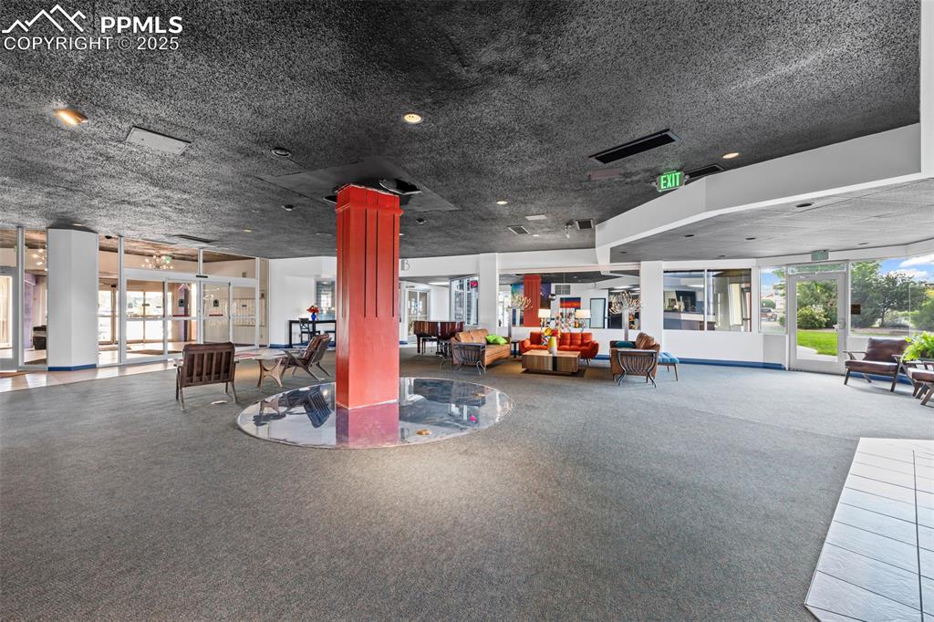 Image 15 of 20: Lobby