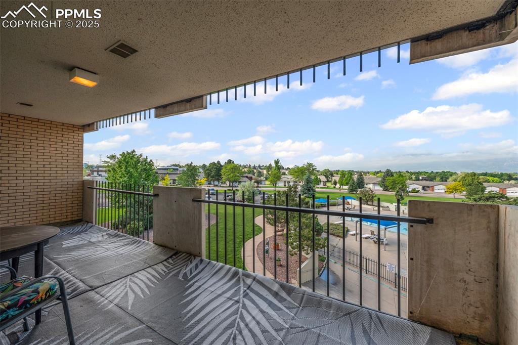 Image 18 of 20: Balcony