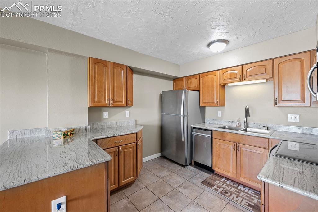 Image 8 of 20: Kitchen