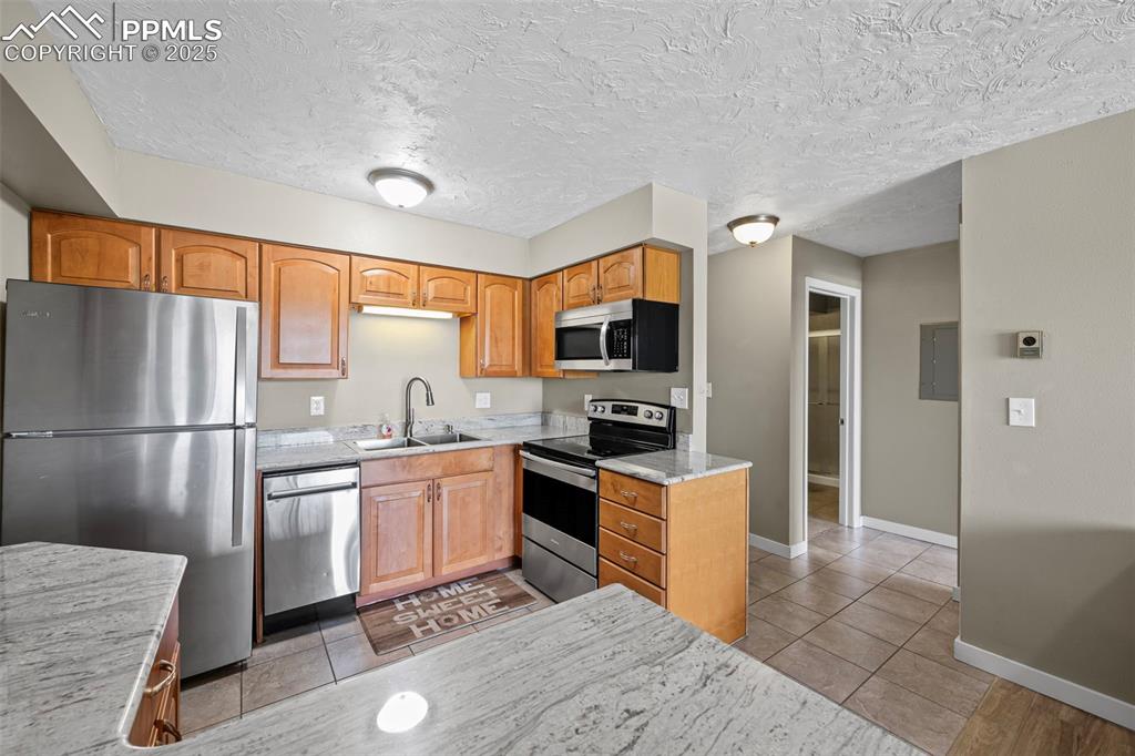 Image 9 of 20: Kitchen