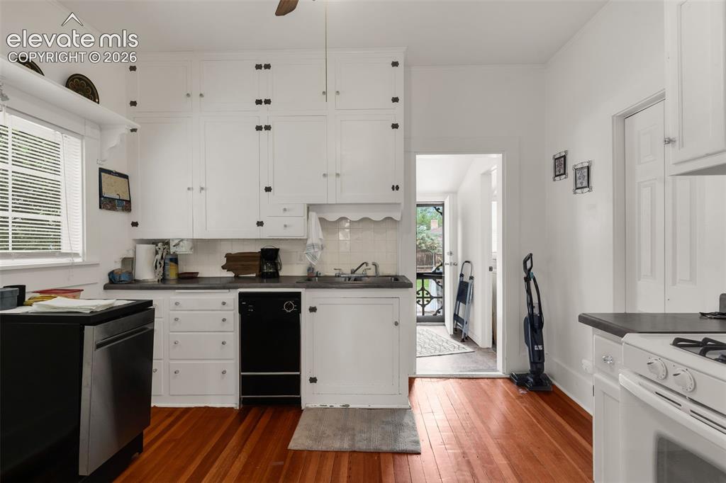 Image 13 of 37: Kitchen