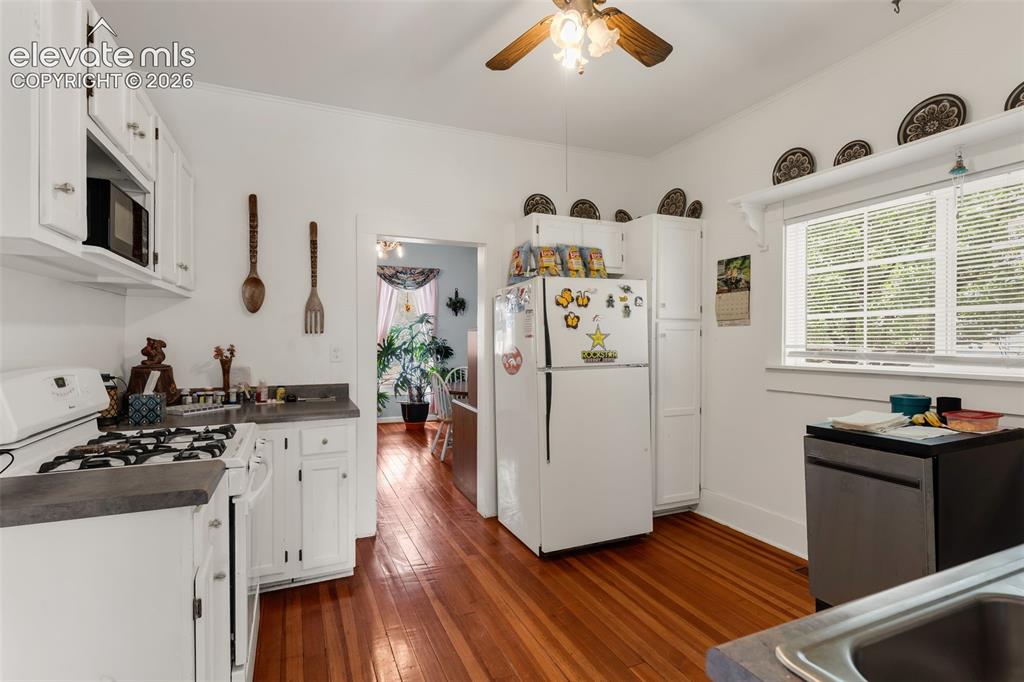 Image 14 of 37: Kitchen