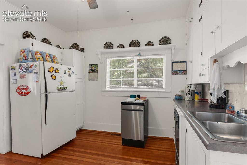 Image 15 of 37: Kitchen