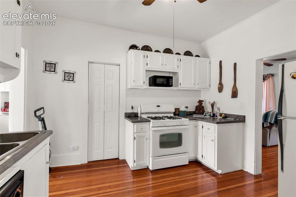 Image 16 of 37: Kitchen