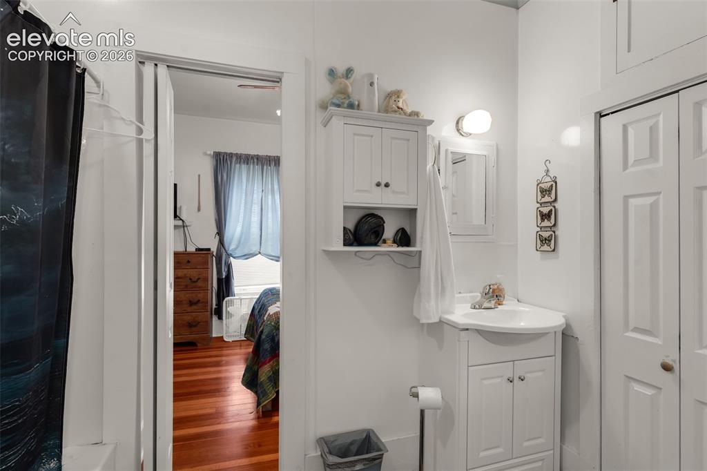 Image 17 of 37: Bathroom