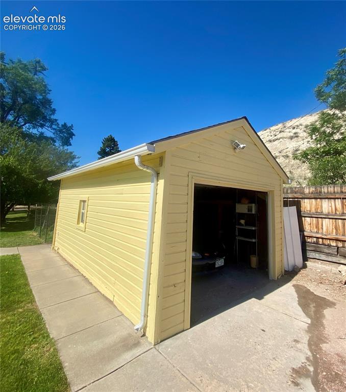 Image 34 of 37: Garage