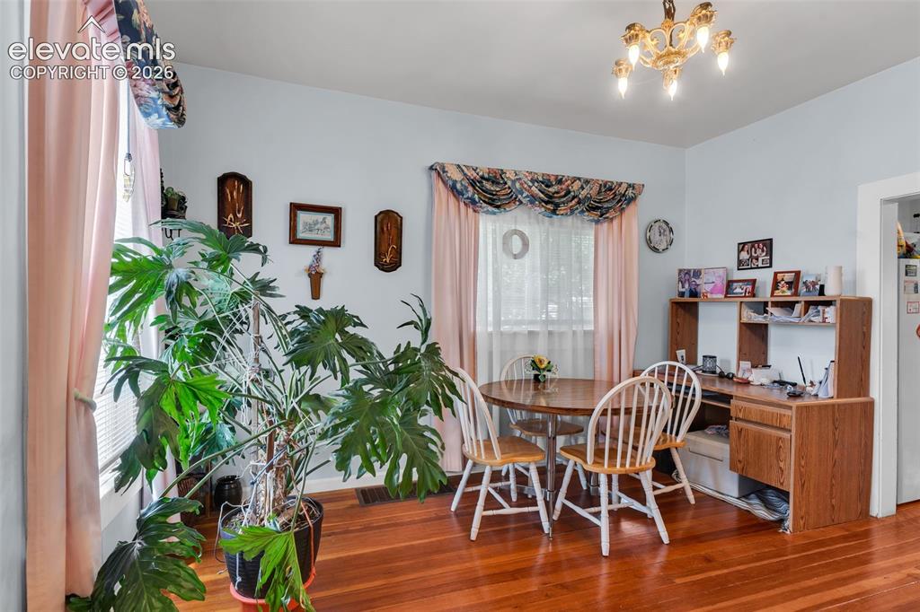 Image 5 of 37: Dining Area