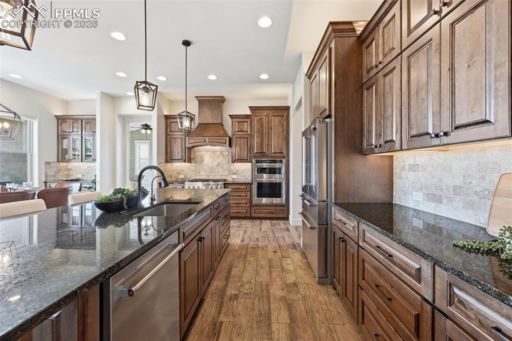 Image 19 of 49: Custom hood and double ovens!