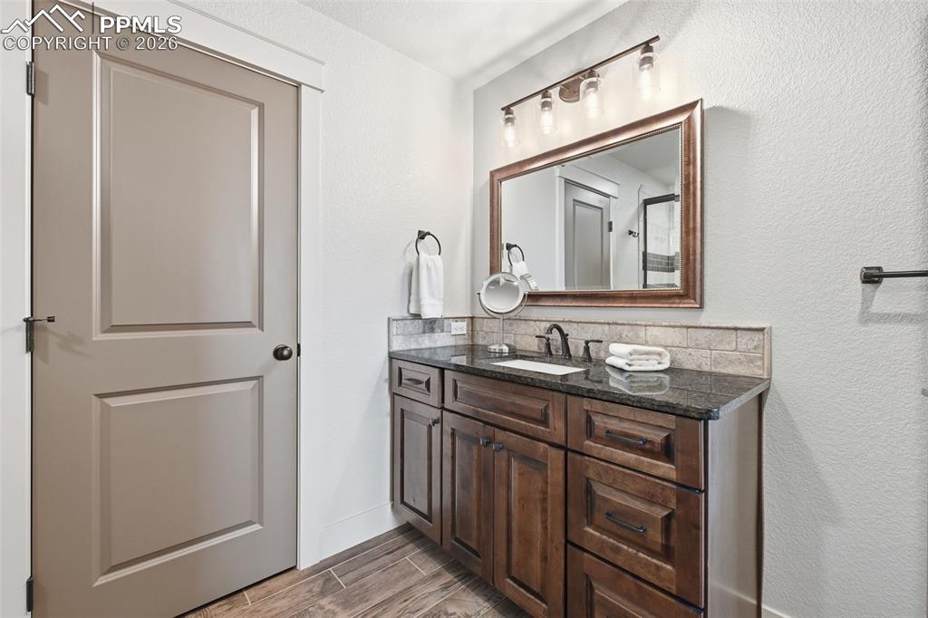 Image 43 of 49: En suite bathroom with it