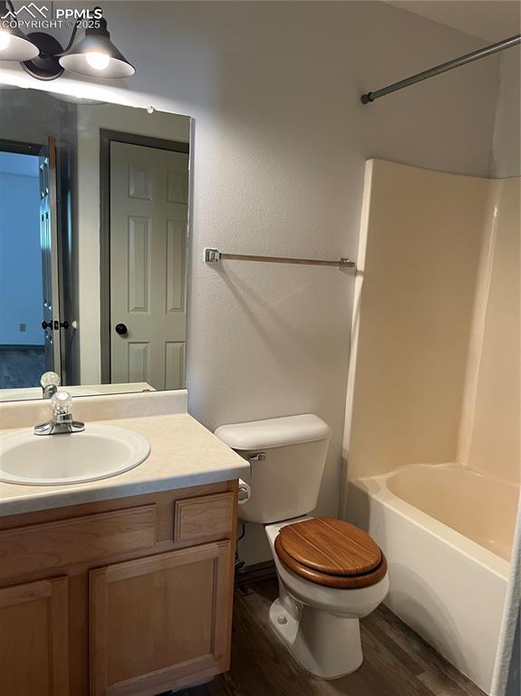 Image 6 of 9: Full bathroom