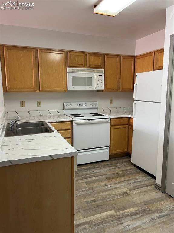 Image 7 of 9: Nice size kitchen is separated from rest of the unit with a breakfast bar.