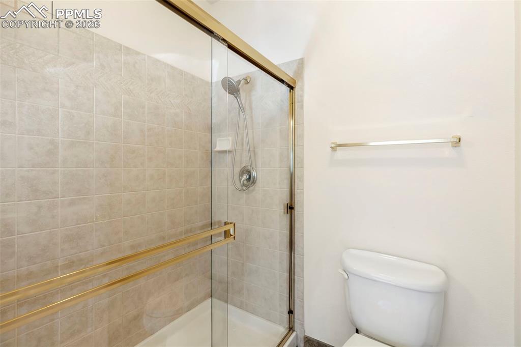 Image 19 of 39: Bathroom