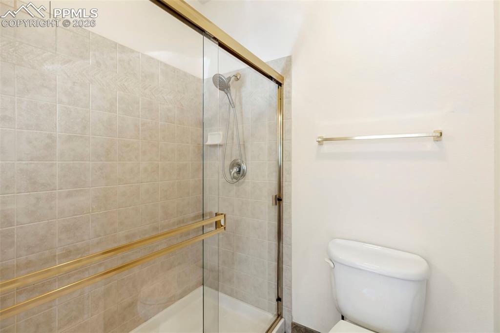 Image 19 of 42: Bathroom