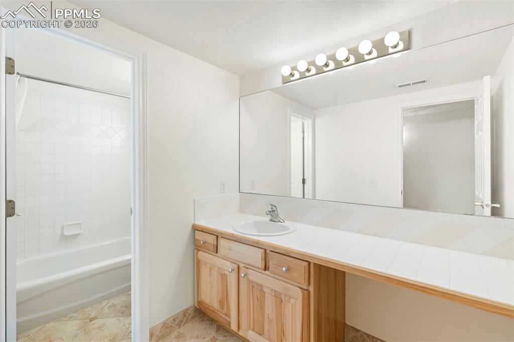 Image 25 of 39: Bathroom