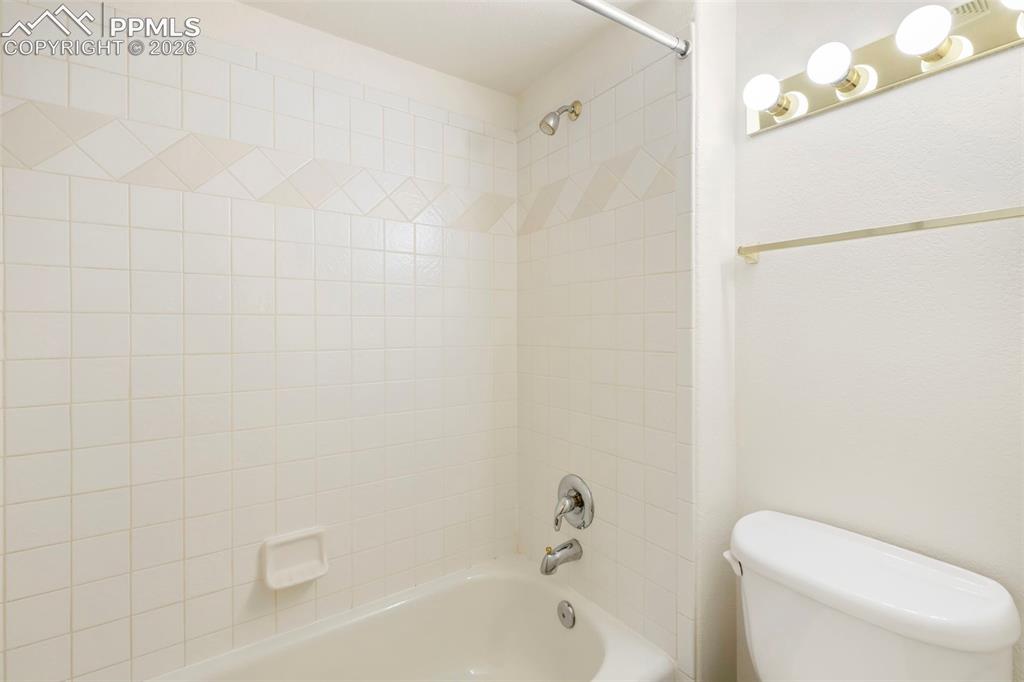 Image 30 of 42: Bathroom