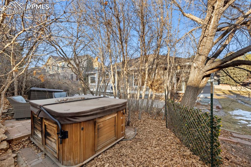 Image 33 of 39: Yard